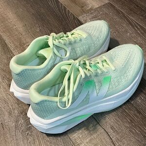 NEW - New Balance-FuelCell SuperComp Trainer v3- Melon Water/Clay Ash/White